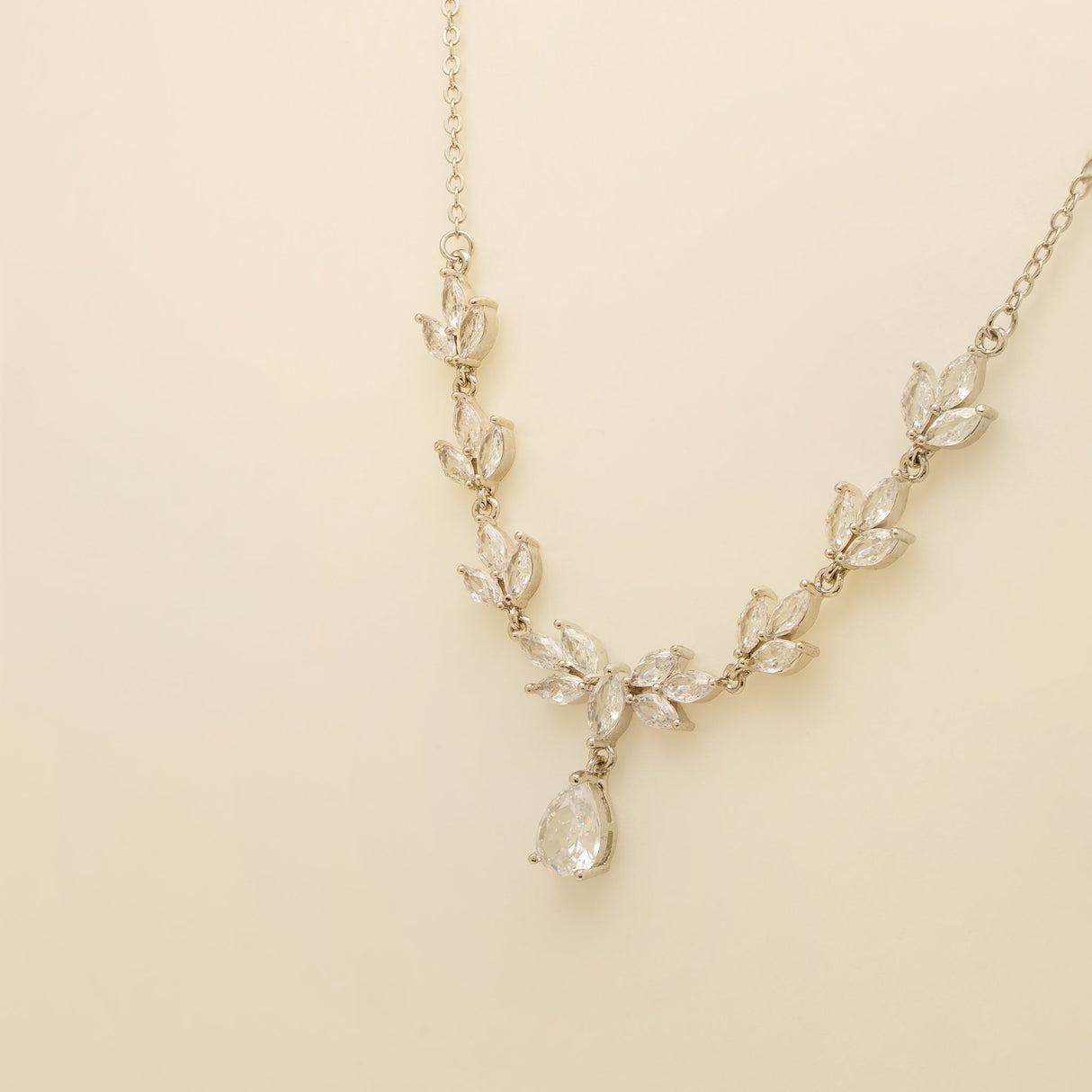 Belle Crystal Necklace / Silver