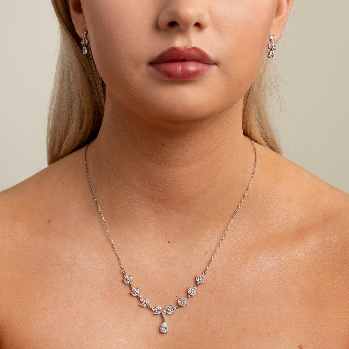 Belle Crystal Necklace / Silver