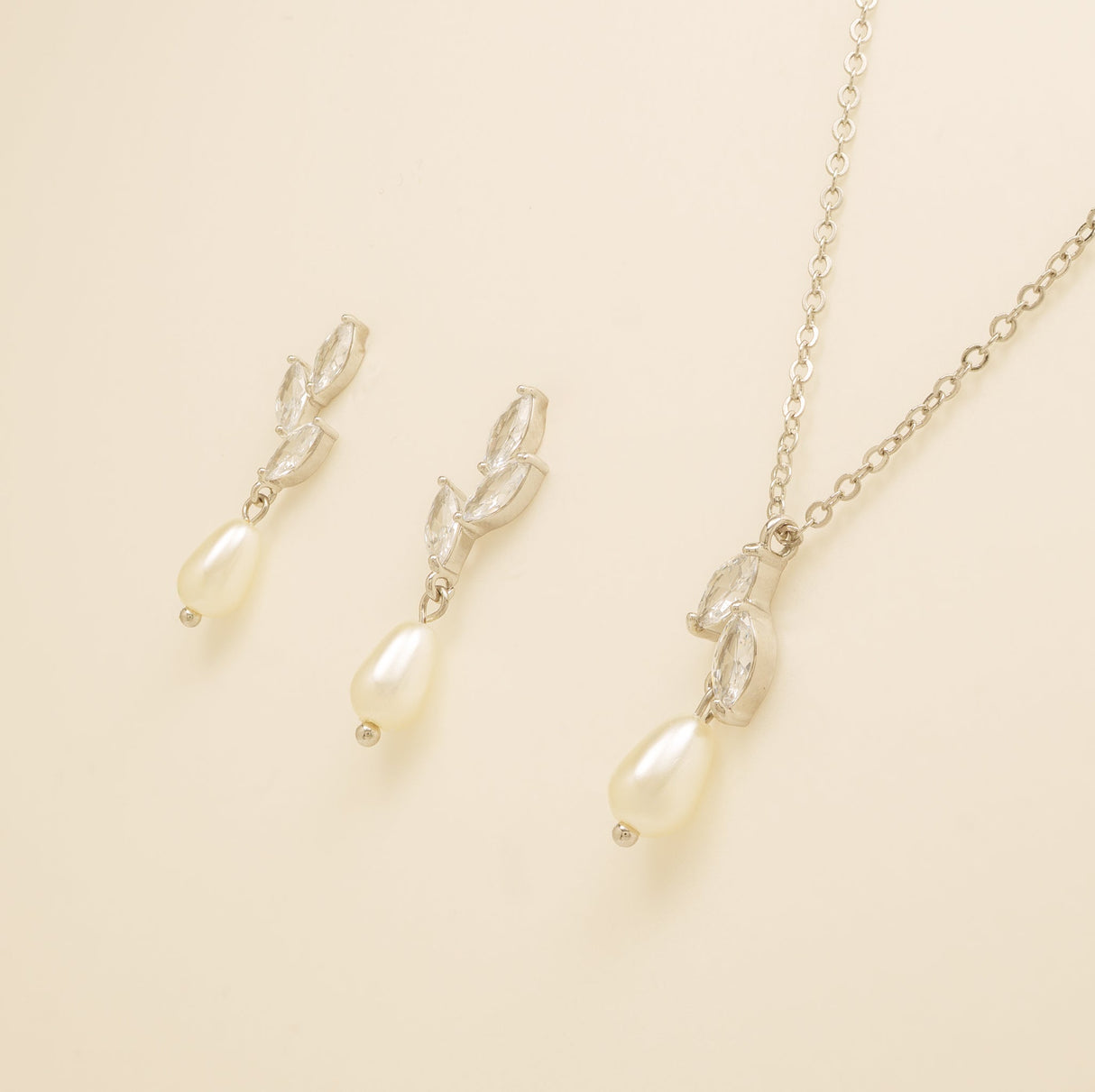 Olivia Pearl and Crystal Wedding Jewellery Set in Silver photo 2