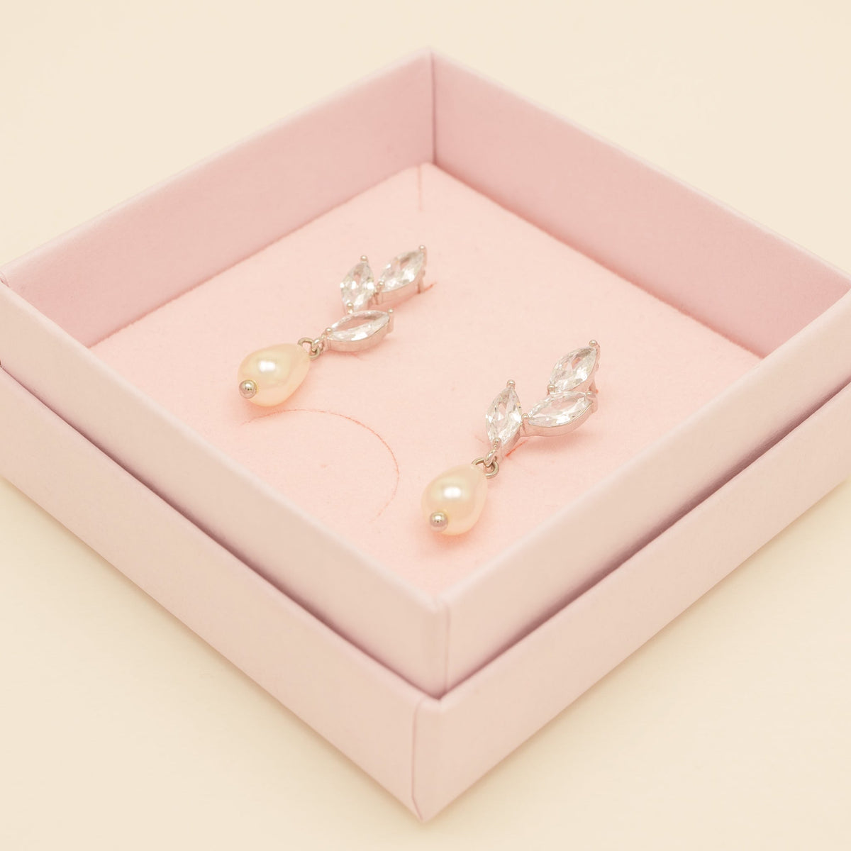 Olivia Pearl and Crystal Wedding Jewellery Set in Silver photo 10