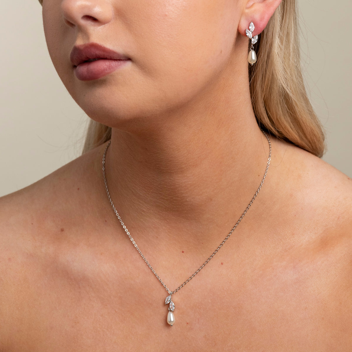 Olivia Pearl and Crystal Earrings / Silver